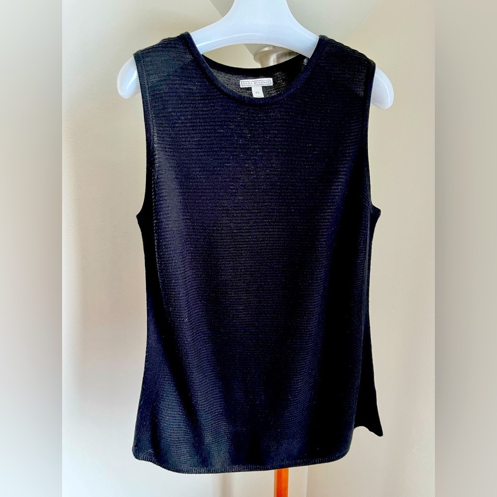 Dana Buchman knit black sleeveless top. Ribbed pattern. Size XL.